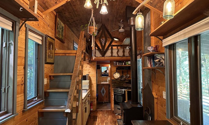 Weaverville Cabina | Uniquely crafted Tiny-cabin retreat with Hot Tub and Sauna