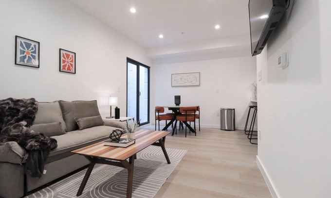 Shaw Condominio | Unit 1: Stylish Studio w/ King bed+ Sofa Bed