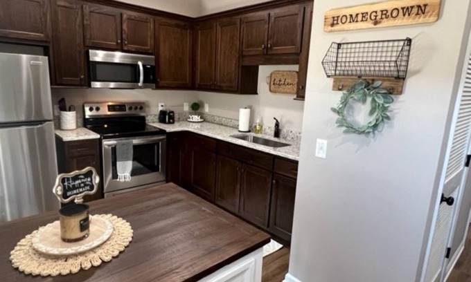 Shelbyville Apartamento | Unit 102, Newly built one story apartment on the edge of town.