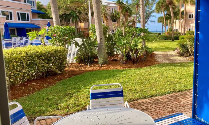 Longboat Key Condominio | 110 Sand Cay Beach Resort Vista a la piscina y al jardín