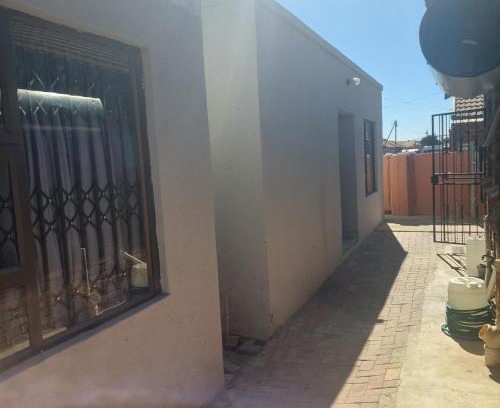 Mmabatho Apartamento | Unit 12 Bachelor Apartment self catering complete