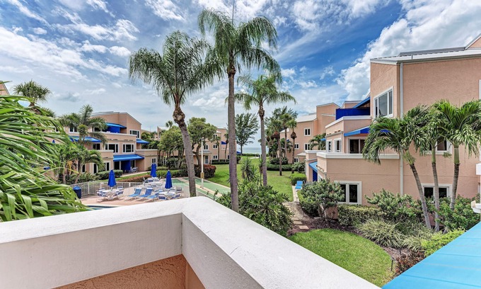 Longboat Key Condominio | Unidad # 210 Vista a la piscina y al jardín