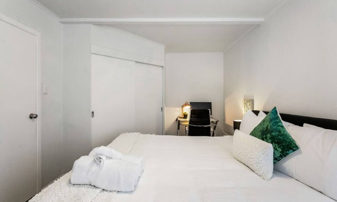 Henderson Apartamento | Sunny Side Getaway with views and deck