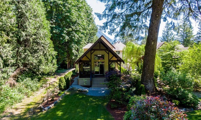 Kent Chalet De Esquí | Unit #3 | Peaceful & Romantic Harrison Chalet Suites