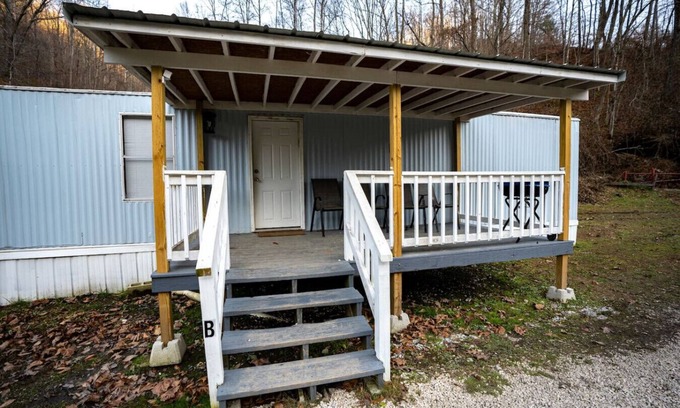 Newtown Casa | Unit B: 20 Sec Ride to Trails, Sleeps 10. King