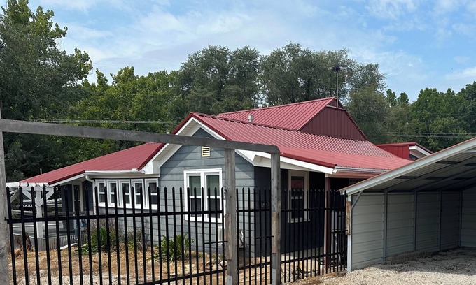 Johnson County Apartamento | Unit B Country home apartment near Warrensburg