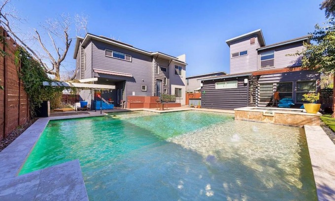 MLK Casa | Unit B Cute 2 bed 2 bath private home with shared pool