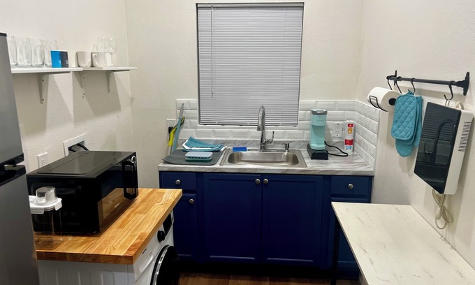 Canoga Park Casa | Unit B - Near UCLA WH, Kaiser, Dignity, Cedars Providence, RAMS & More