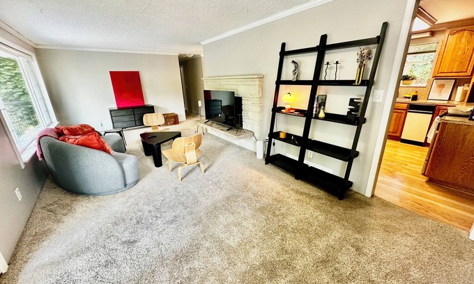 Federal Way Casa | Unit surrounded by trees Washer and Dryer + Pet friendly!