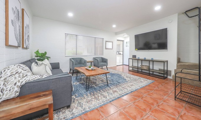 West University Condominio | University 2bdrm Condo in Prime Location, walk to shops, food and the UofA!