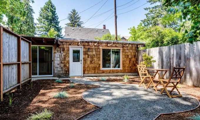 Eugene Cabaña | University Cottage, 2 blocks from U of O.