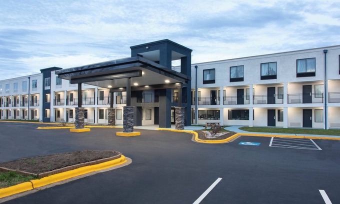 Charlotte Hotel | University Inn and Suites'