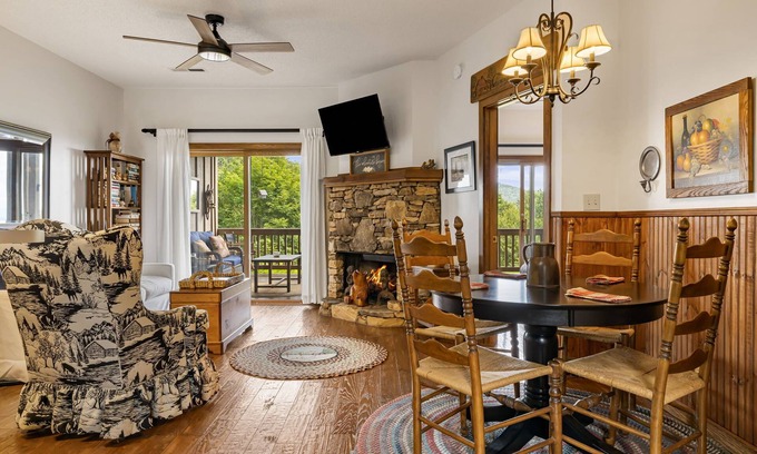 Wolf Laurel Condominio | Unlimited Golf Access private 18 hole club Wolf Laurel, Hatley Pointe, dine, ski