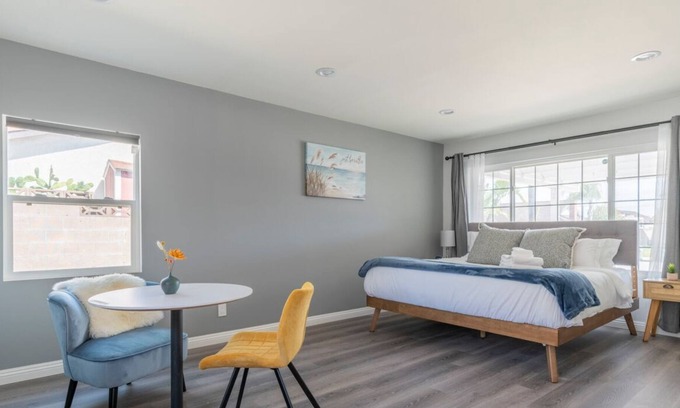Chino Casa | Unlock Studio Serenity: King Bed, Work Corner, Fast Internet, Laundry, & Parking—Ready for Your Stay!