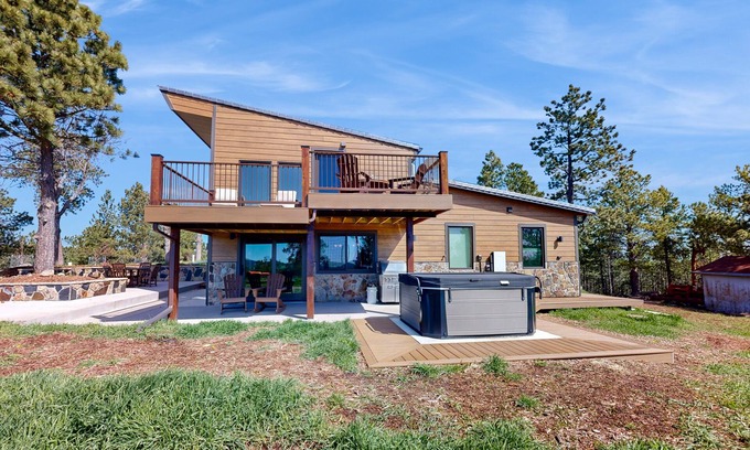 Keystone Cabina | Unmatched views of Mt. Rushmore and Black Elk Peak on 17 acres with hot tub
