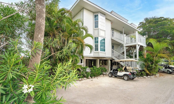 Palm Island Villa | Vista sin obstáculos del golfo con pasos junto a la playa en el resort de playa. A3311A