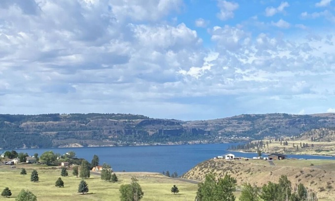 Davenport Apartamento | Unobstructed Views Of Lake Roosevelt in Newly Renovated Hotel/Restaurant