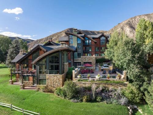 Avon Casa | Unparalleled Lakeside Villa with Pool, Hot Tub, AC