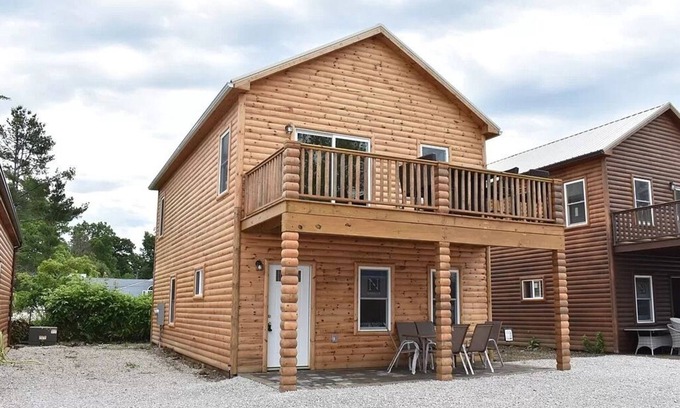 Ashtabula Cabina | Unplug and unwind at this cottage on Lake Erie bluff
