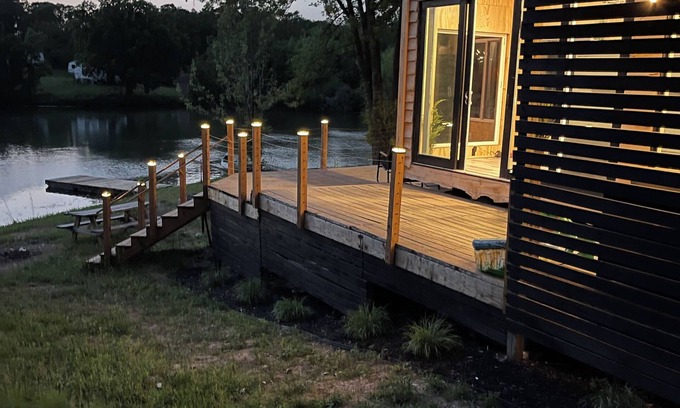 Odessa Cabina | Unplug and unwind in this charming loft cabin nestled on the water’s edge.