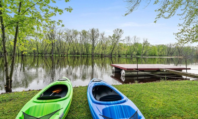 Weyauwega Cabaña | Unplug at RIVER RUN—Secluded, Waterfront, Kayaking
