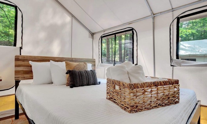 Middle Grove Alquiler De RV | Unplug in comfort—glamping tent with real beds, electricity, fire ring, bathhouse, and nearby pond.