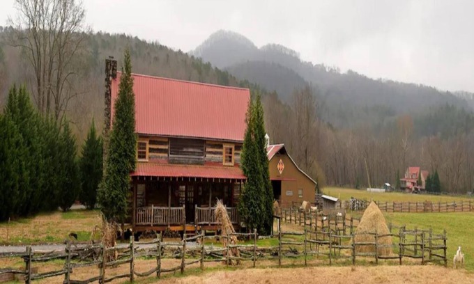 Sautee Nacoochee Cabina | Unplug & Recharge at “Visions of the Past” - our Rustic Cabin from 1844