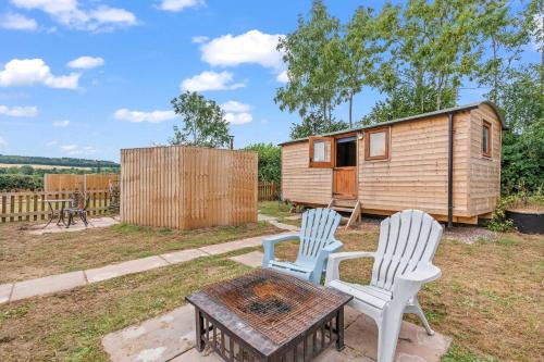 Yarpole Casa | Unplug & Reconnect, Romantic Retreat with Hot Tub