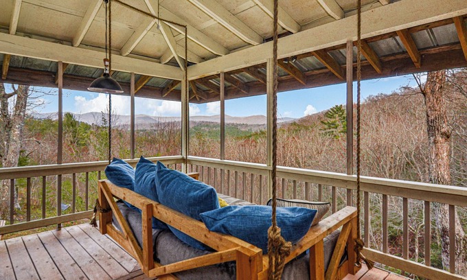 Ellijay Cabina | Unplug & Unwind w/ Mountain Views! Pet Friendly, Close to Orchards, Firepit!