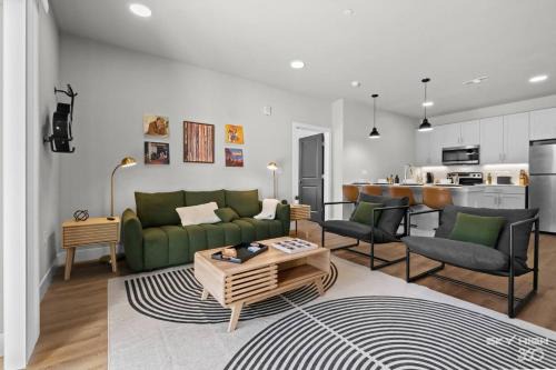 Rogers Apartamento | Unplugged Luxapt Near Uark, Amp, King Beds, Pool