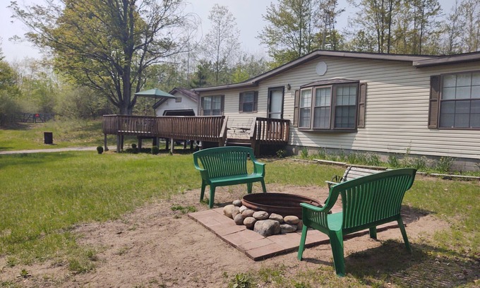 Comins Casa | Unplugged Relaxation in Northern Michigan