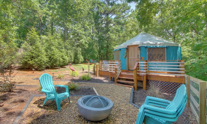 Sparta Apartamento | Unplugged Retreat! Unique Yurt w/Deck in Smokies