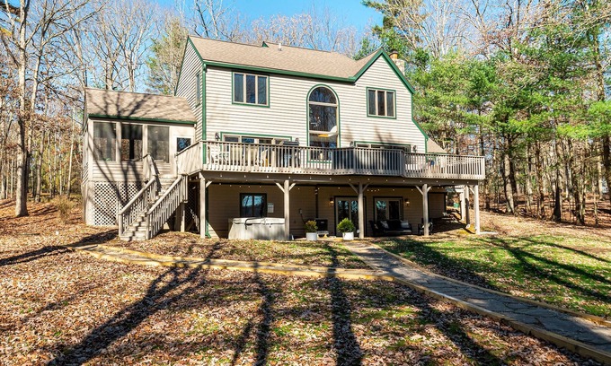 Blakeslee Casa | Unsalted Memories | Lakefront Cottage, Hot Tub!