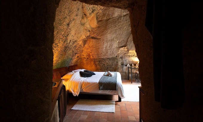 Doue-la-Fontaine Apartamento | Unusual Getaway in a Troglodyte Home