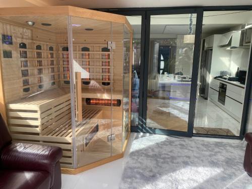 Barking Casa | Unwind 2Bed with Garden, Sauna and Hot Tub