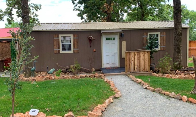 Grove Cabina | "Unwind and Embrace Nature's Serenity at Creekside Cabins: Your Idyllic Retreat!