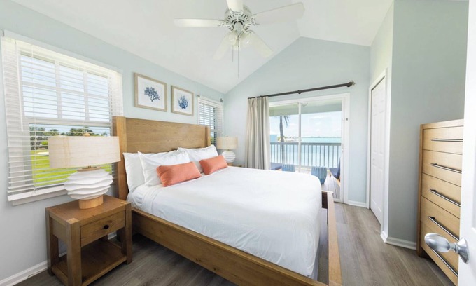 Marathon Hotel | Unwind and Relax! Amazing Unit w/ Spacious Living Room, Balcony, Onsite Pool