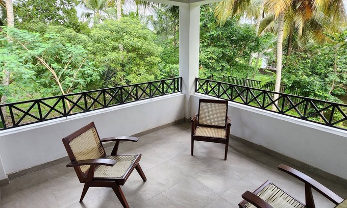 Minuwangoda Casa | Unwind and relax, cozy house on acre by the rice fields, plenty of space to rest
