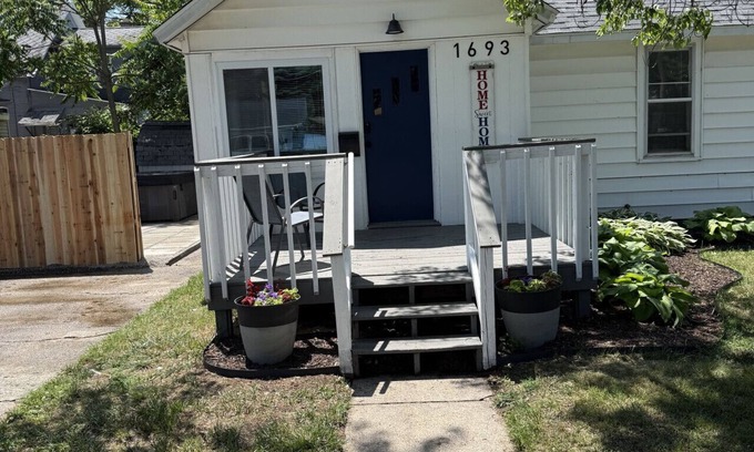 Nims Casa | Unwind at Lakeside | Cozy Beach Town 2 BR, 1 BA