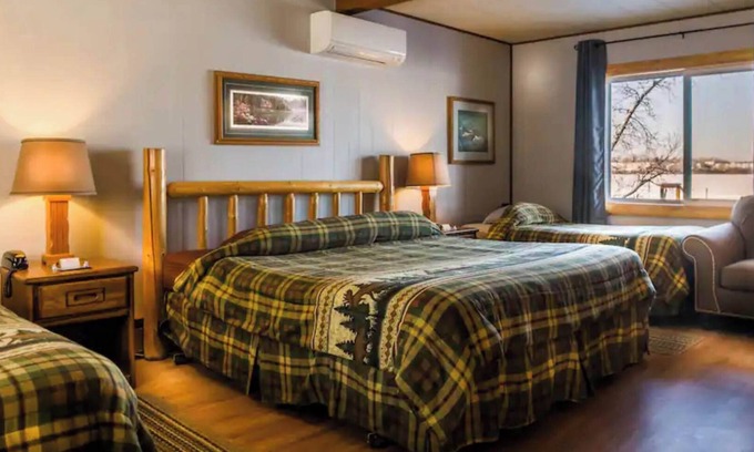 Rice Lake Cabina | Unwind at the lake in Room 12 - Loons Lair - Curriers Lakeview Lodge