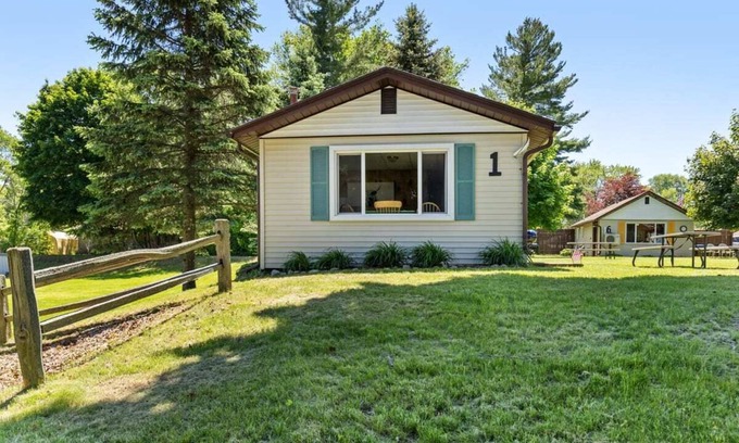 Chippewa Lake Cabina | Unwind by Chippewa Lake—w/ indoor pickleball court!