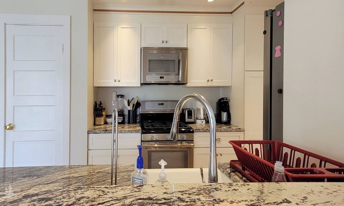 East Boothbay Casa | Unwind by the Bay: Pet-Friendly and Linekin Bay Views!