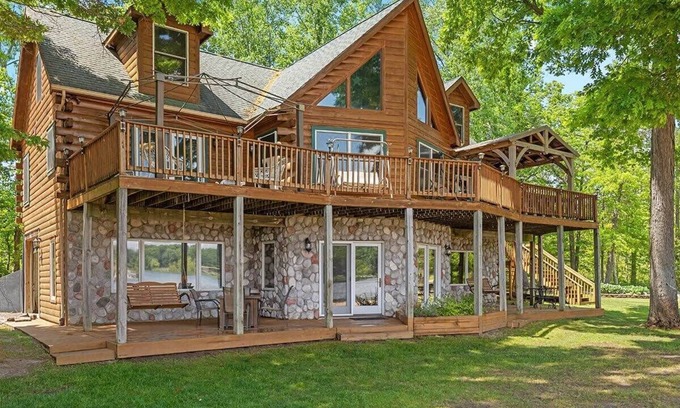 Ada Casa | Unwind by the Lake! 5BR Cabin + Private Pontoon
