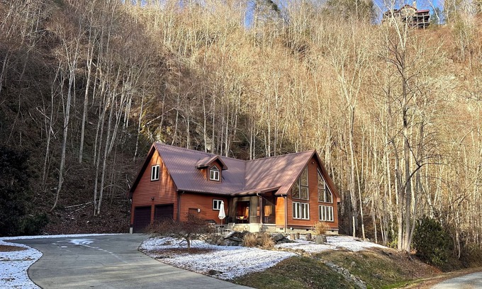 Marshall Cabina | Unwind by the River: Serene Cabin Getaway near Asheville and Hot Springs, NC