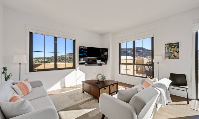 Lake Las Vegas Condominio | Unwind in a luxurious 2BR penthouse on the shores of Lake Las Vegas