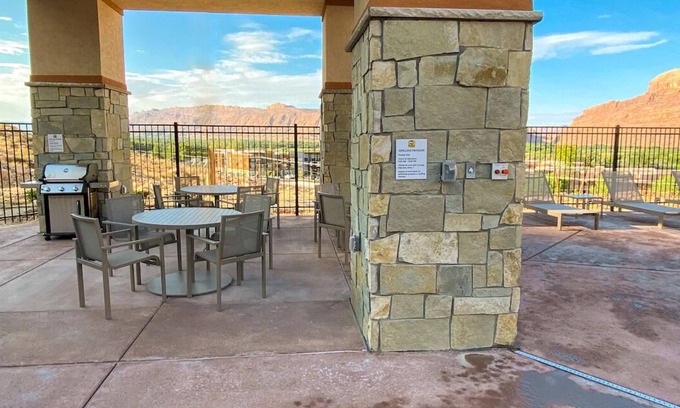 Moab Casa | Unwind in Moab's Embrace – Comfortable Room with Kitchen and Pet-Friendly