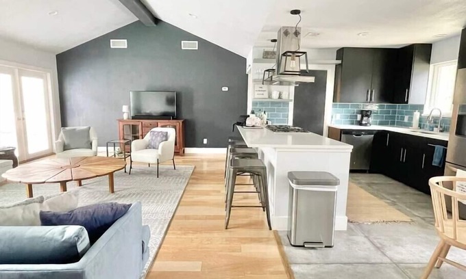 North Austin Civic Association Casa | Unwind in Style: Beautiful Home for Holiday Fun