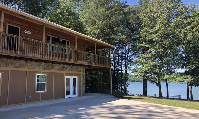 Bean Station Cabina | Unwind on Cherokee Lake Cabin with Private Dock
