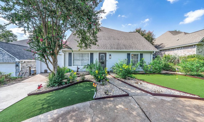Seven Coves Casa | Unwind on the Deck - Steps from the Lake!