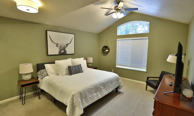 Lower Rattlesnake Casa | Unwind with family and friends, work remotely, or explore the outdoors; minutes from downtown.